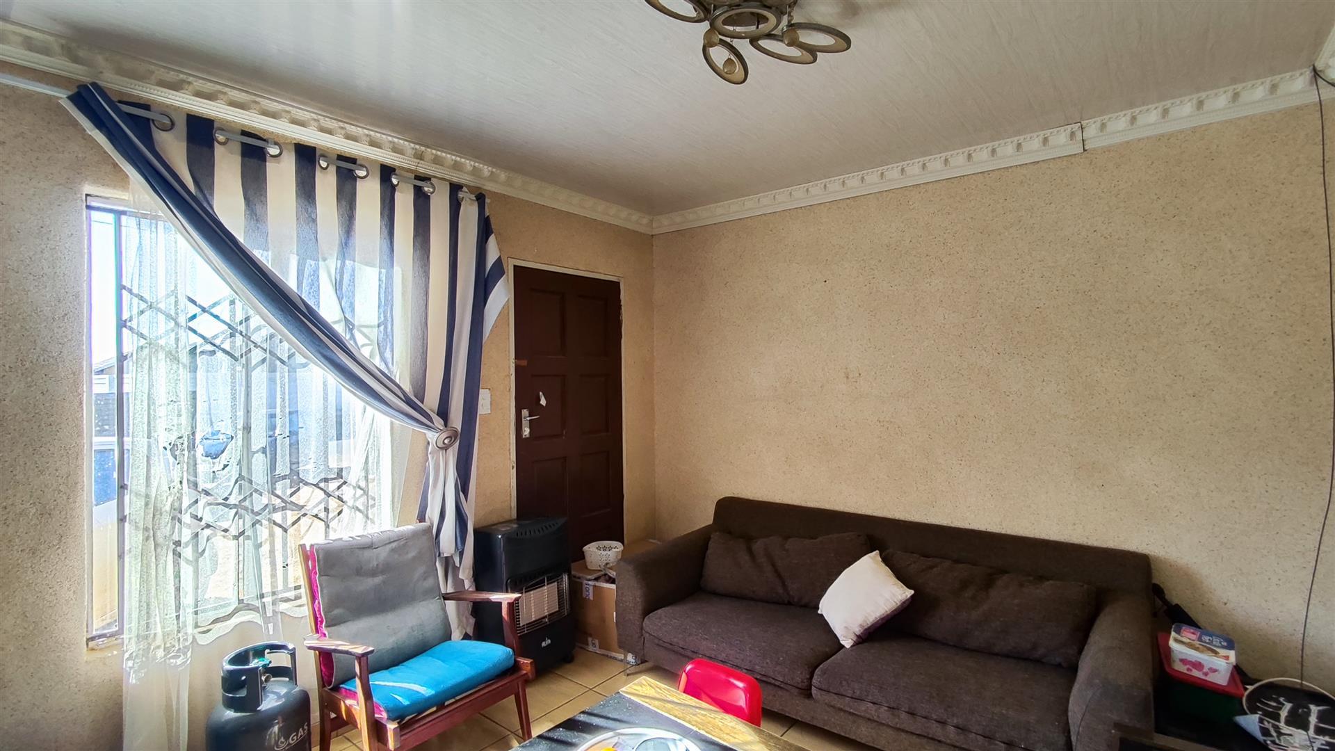 Lounges - 14 square meters of property in Savanna City