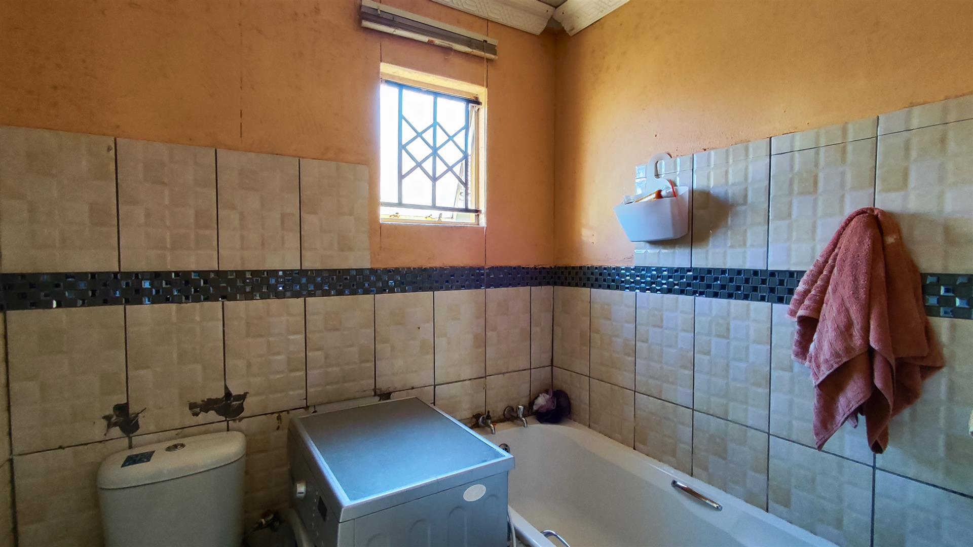Bathroom 1 - 4 square meters of property in Savanna City