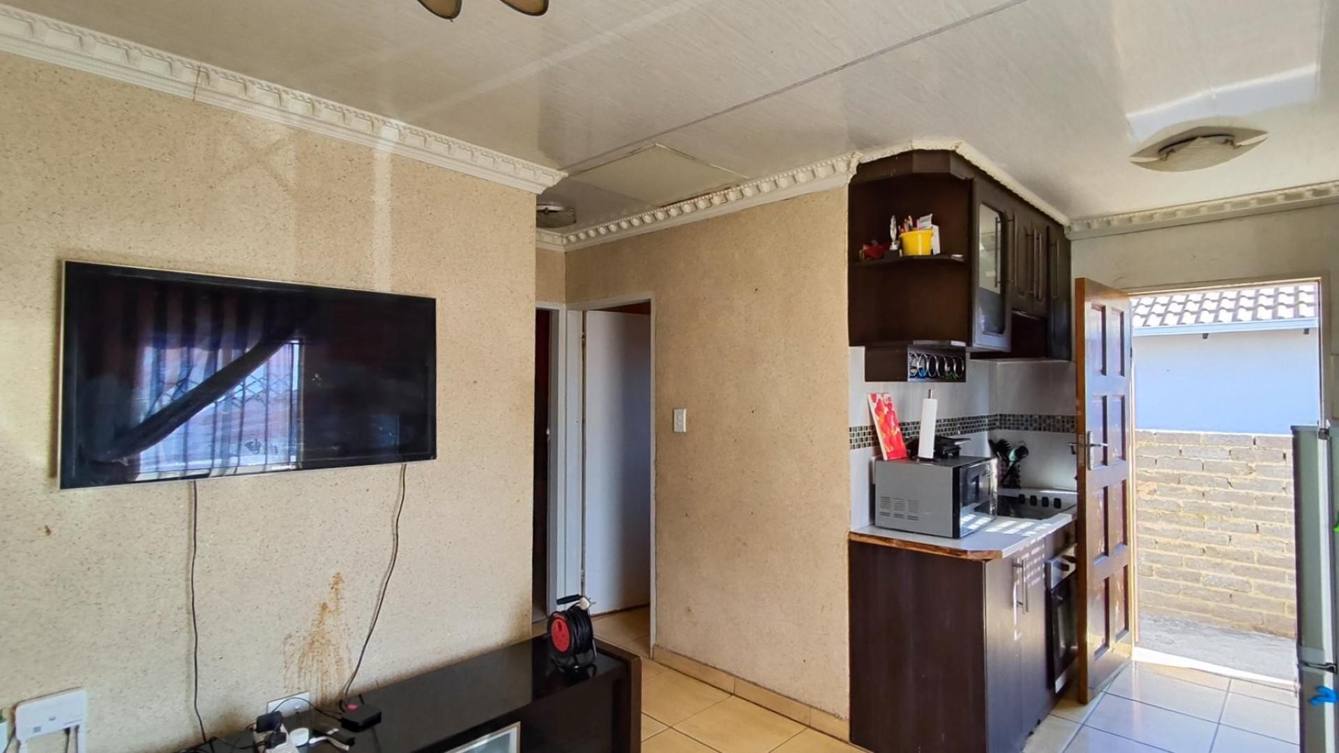 Lounges - 14 square meters of property in Savanna City