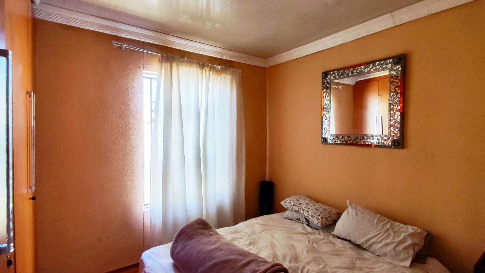 Bed Room 1 - 11 square meters of property in Savanna City