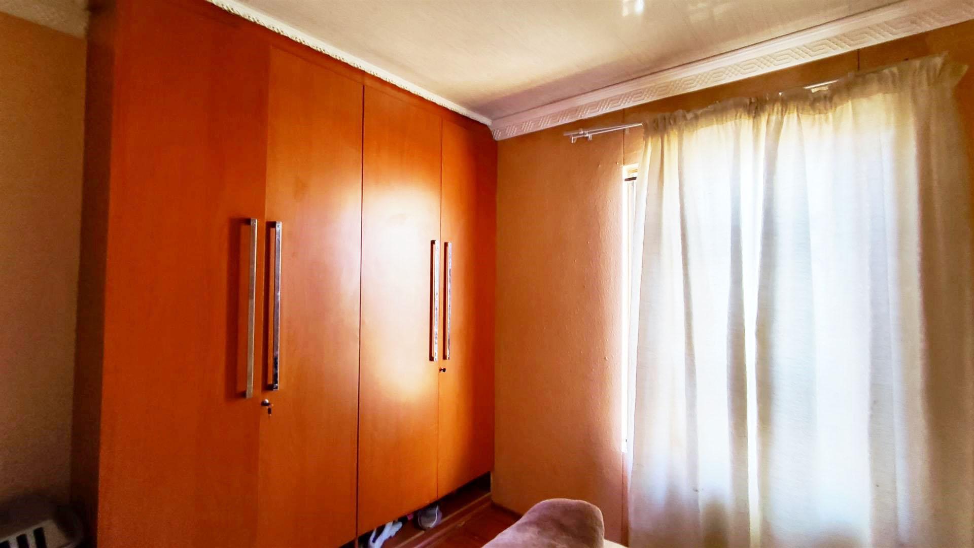 Bed Room 1 - 11 square meters of property in Savanna City