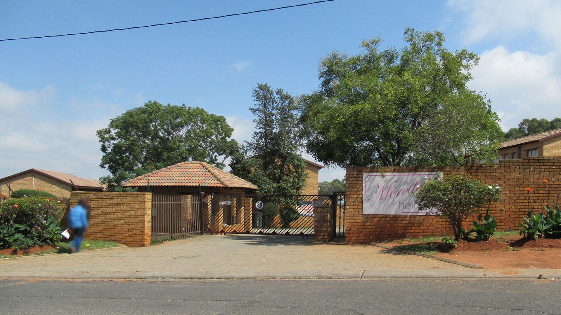 Front View of property in Meredale