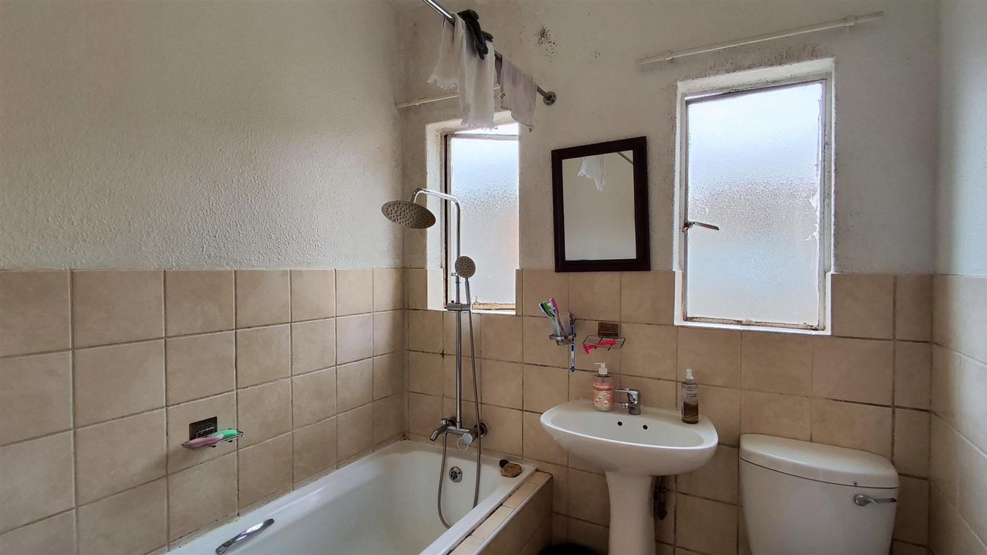 Bathroom 1 - 5 square meters of property in Meredale