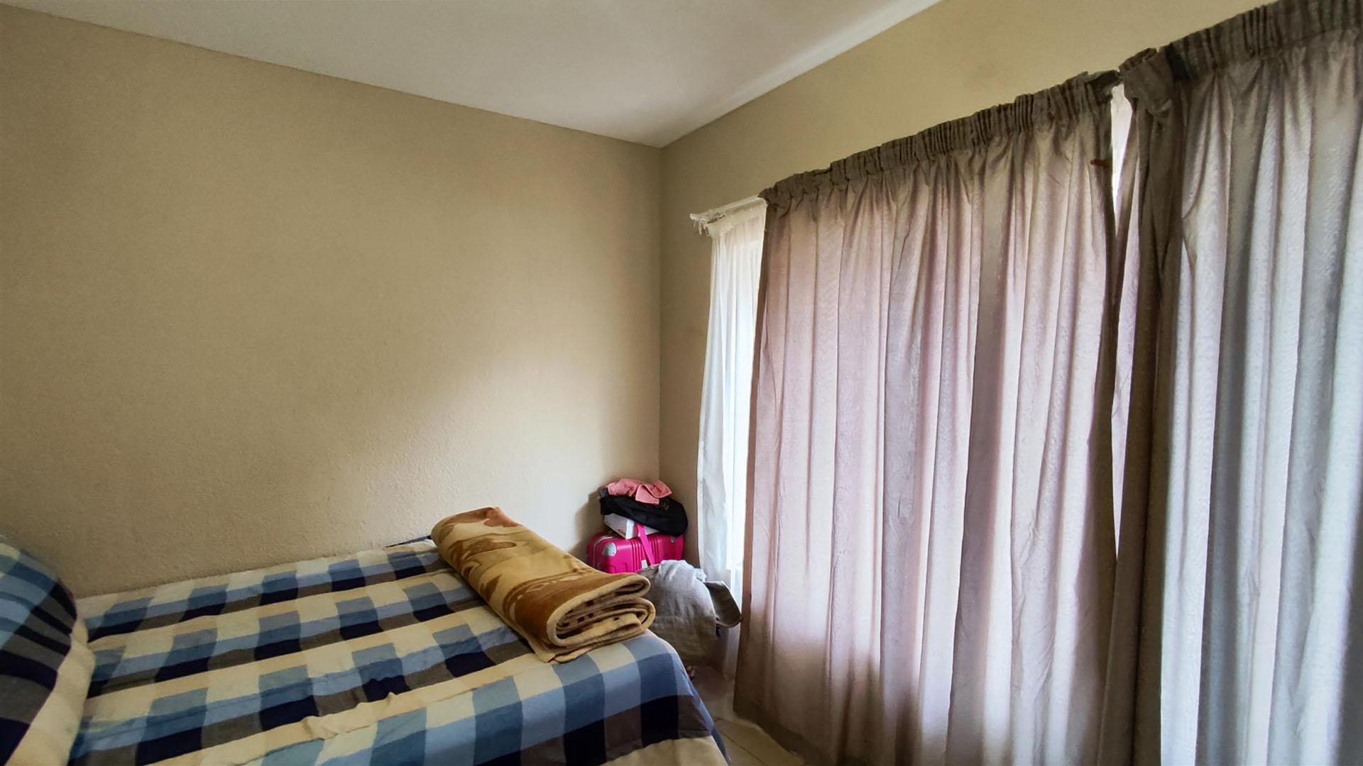 Bed Room 1 - 12 square meters of property in Meredale