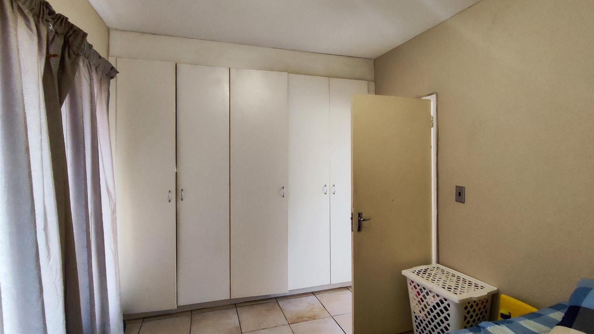 Bed Room 1 - 12 square meters of property in Meredale