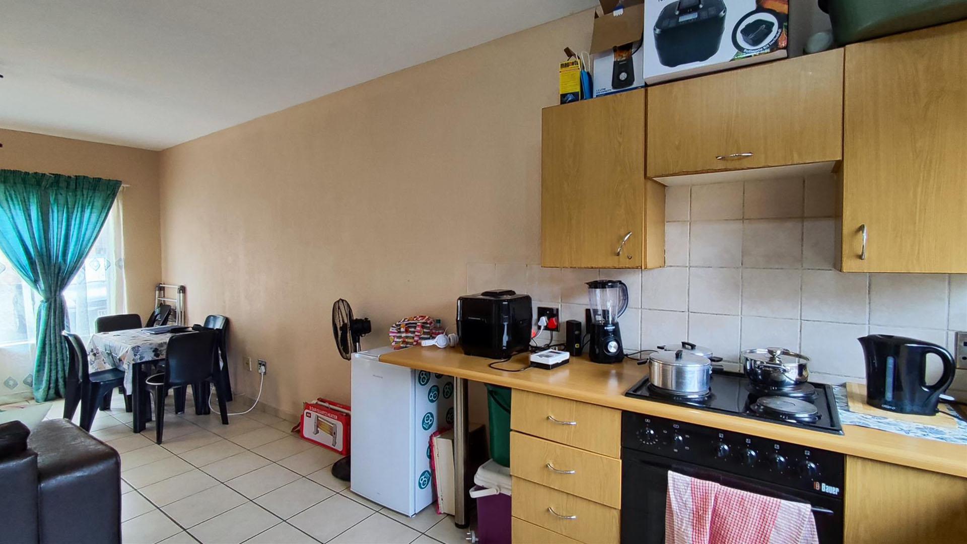 Kitchen - 11 square meters of property in Meredale