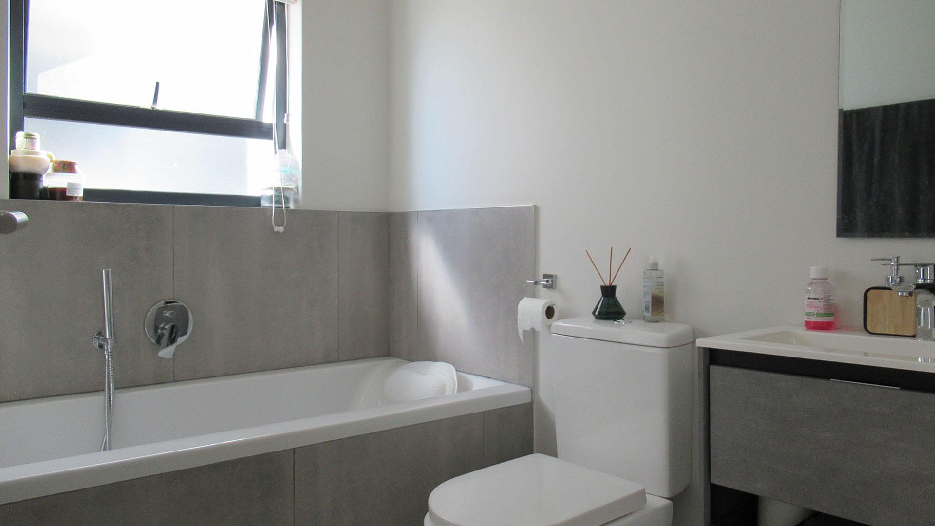 Bathroom 1 - 4 square meters of property in Fourways