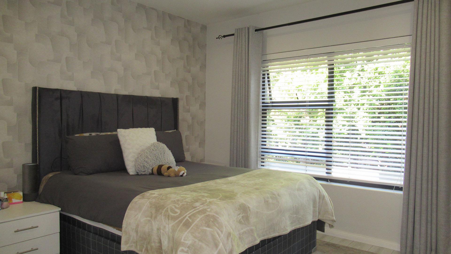 Main Bedroom - 13 square meters of property in Fourways