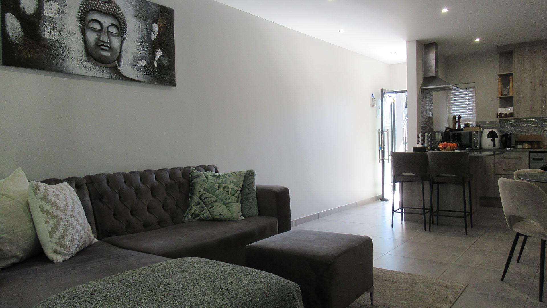 Lounges - 15 square meters of property in Fourways