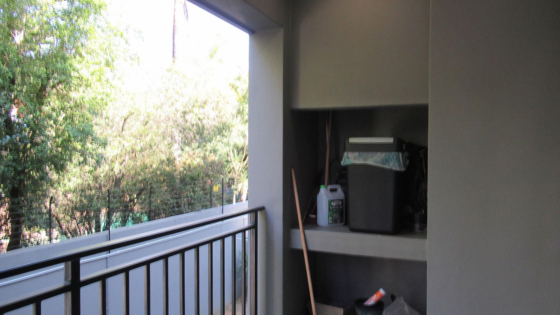 Balcony - 5 square meters of property in Fourways