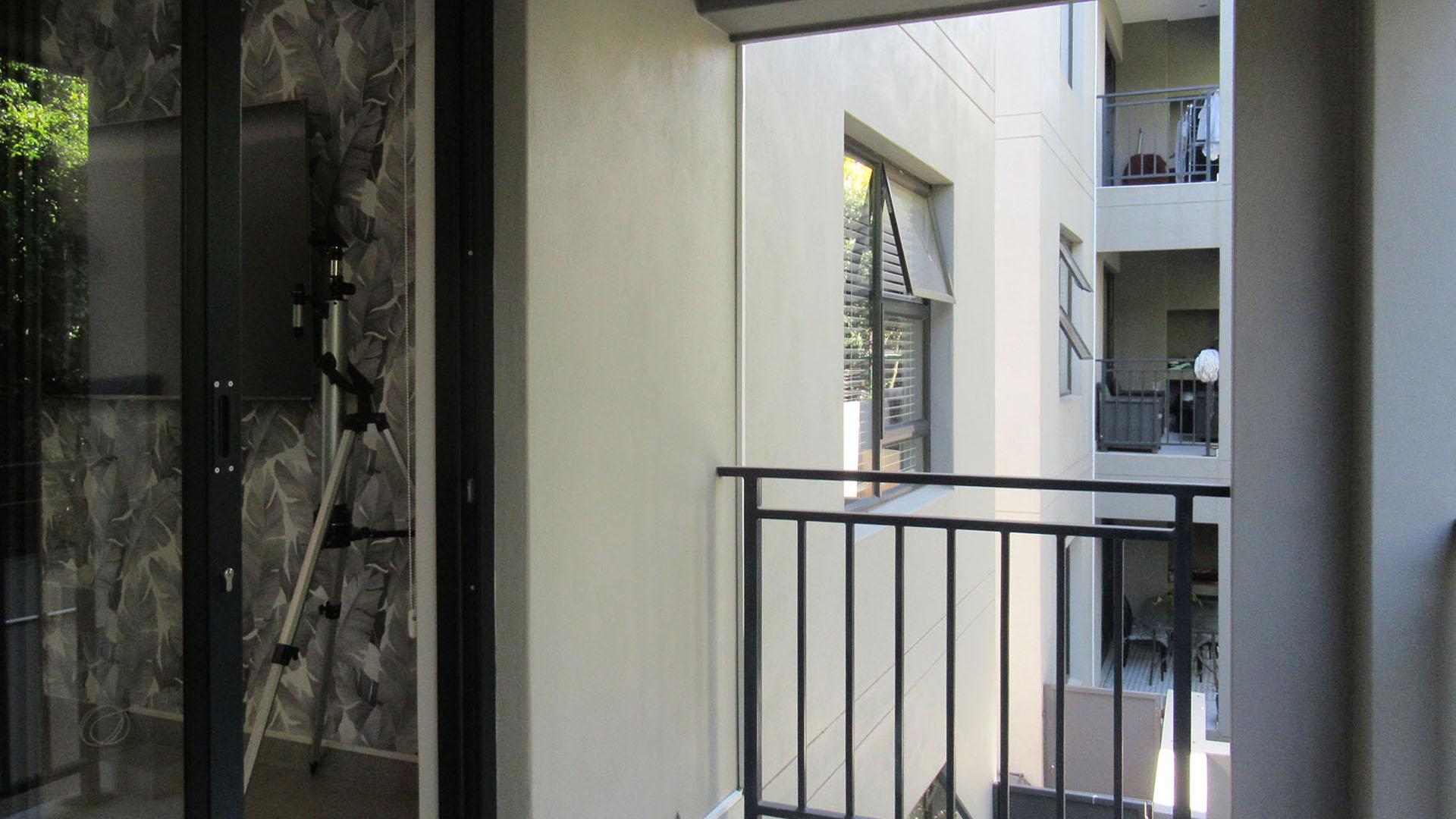 Balcony - 5 square meters of property in Fourways