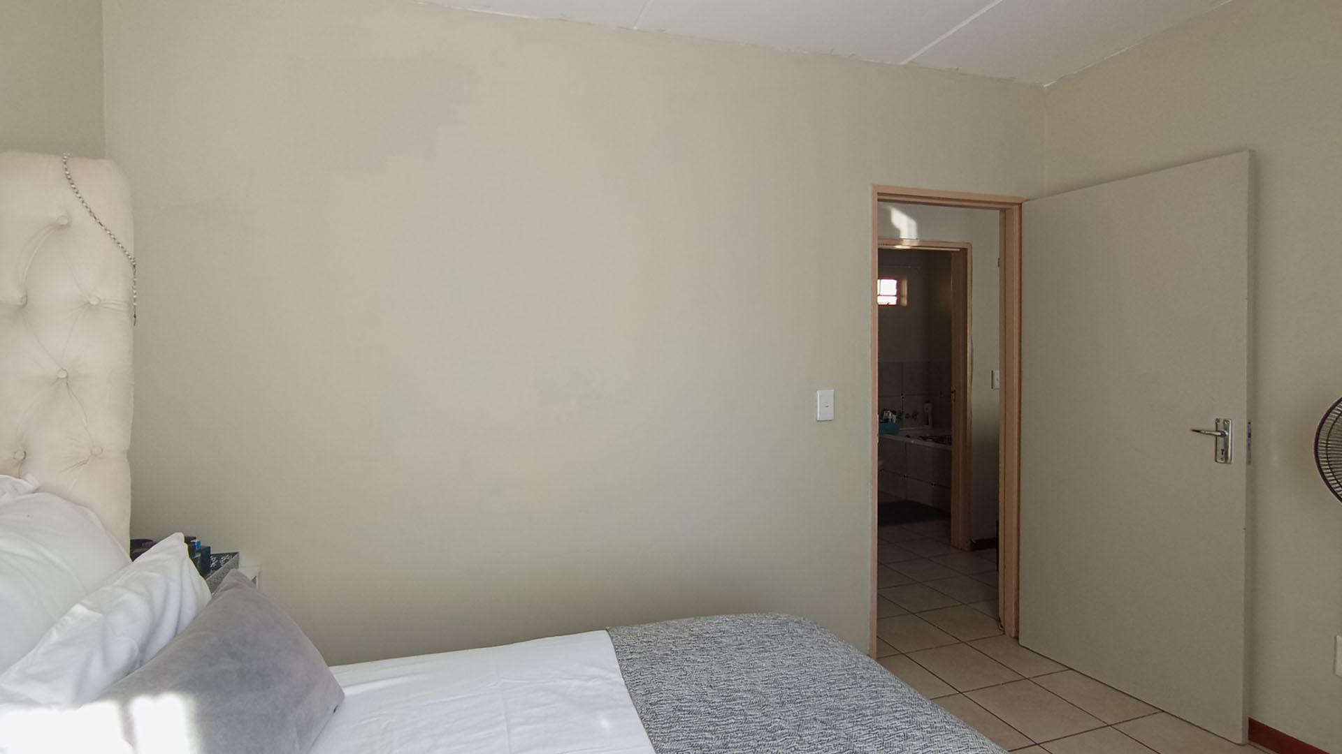 Bed Room 1 - 12 square meters of property in Lotus Gardens