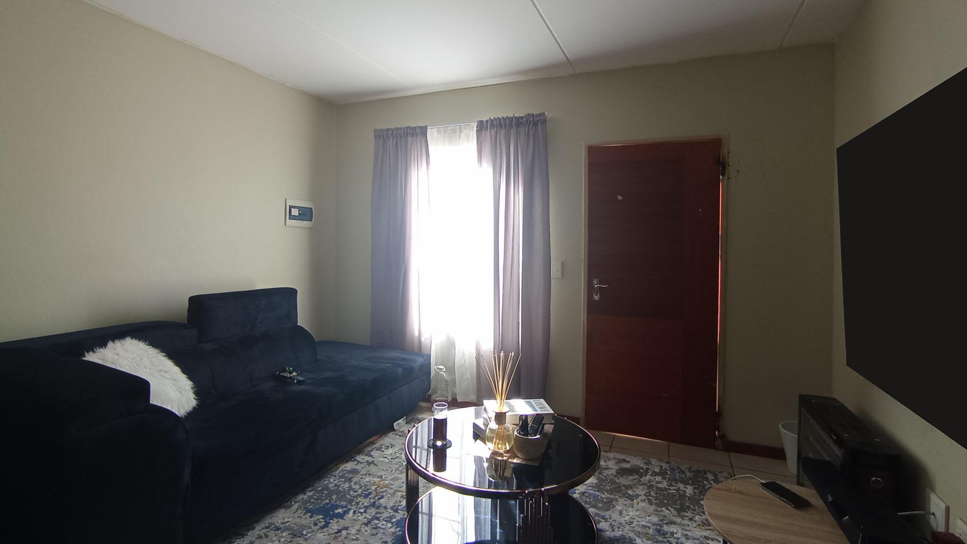 Lounges - 16 square meters of property in Lotus Gardens