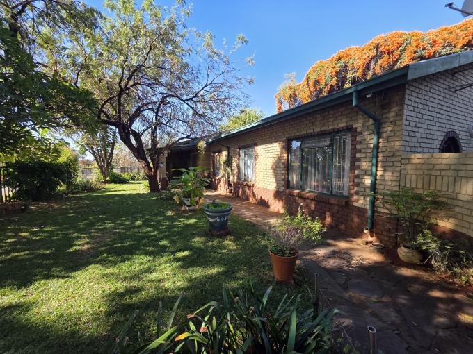 4 Bedroom House for Sale For Sale in Geelhoutpark - MR682124
