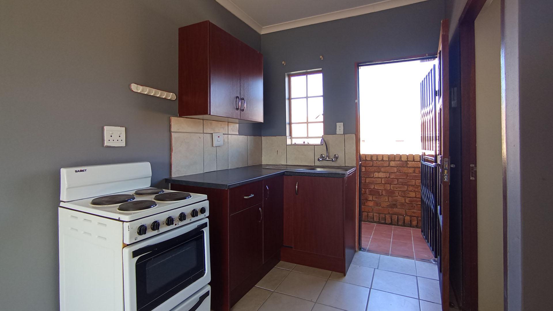 Kitchen - 6 square meters of property in Lotus Gardens