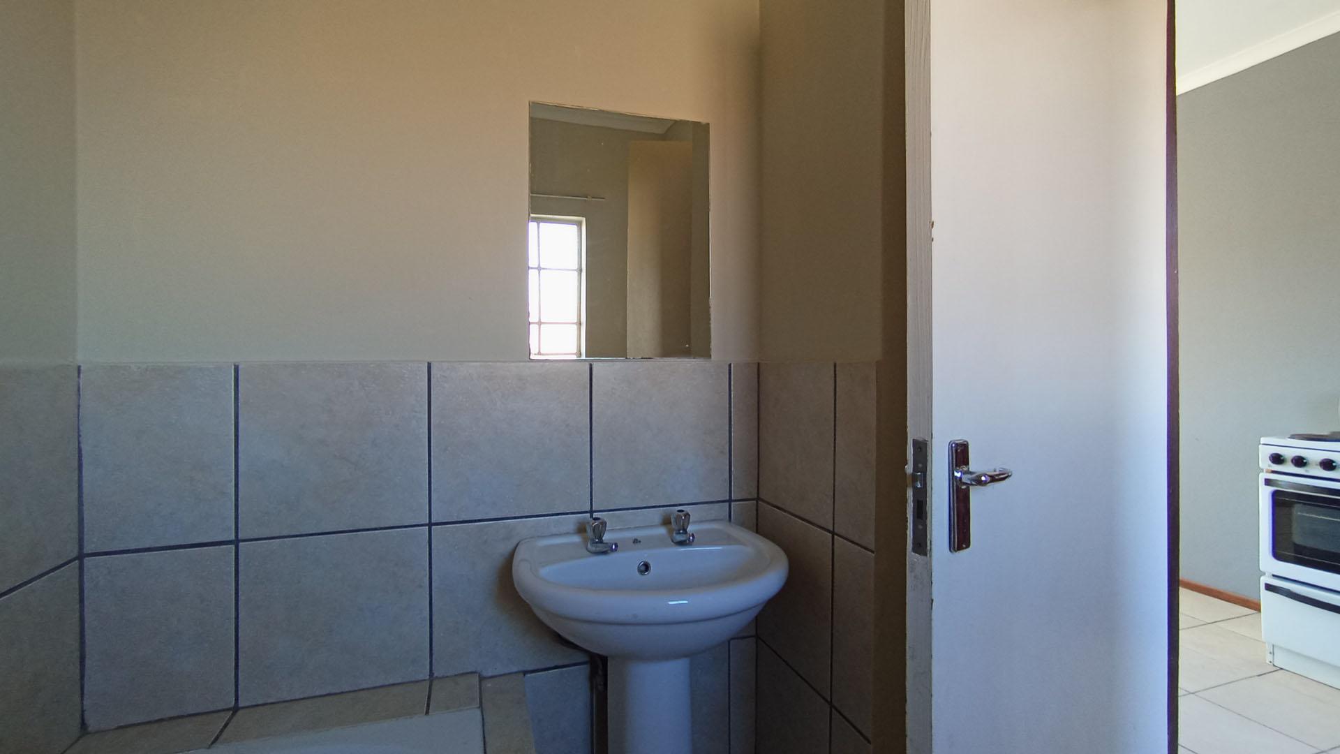 Bathroom 1 - 4 square meters of property in Lotus Gardens