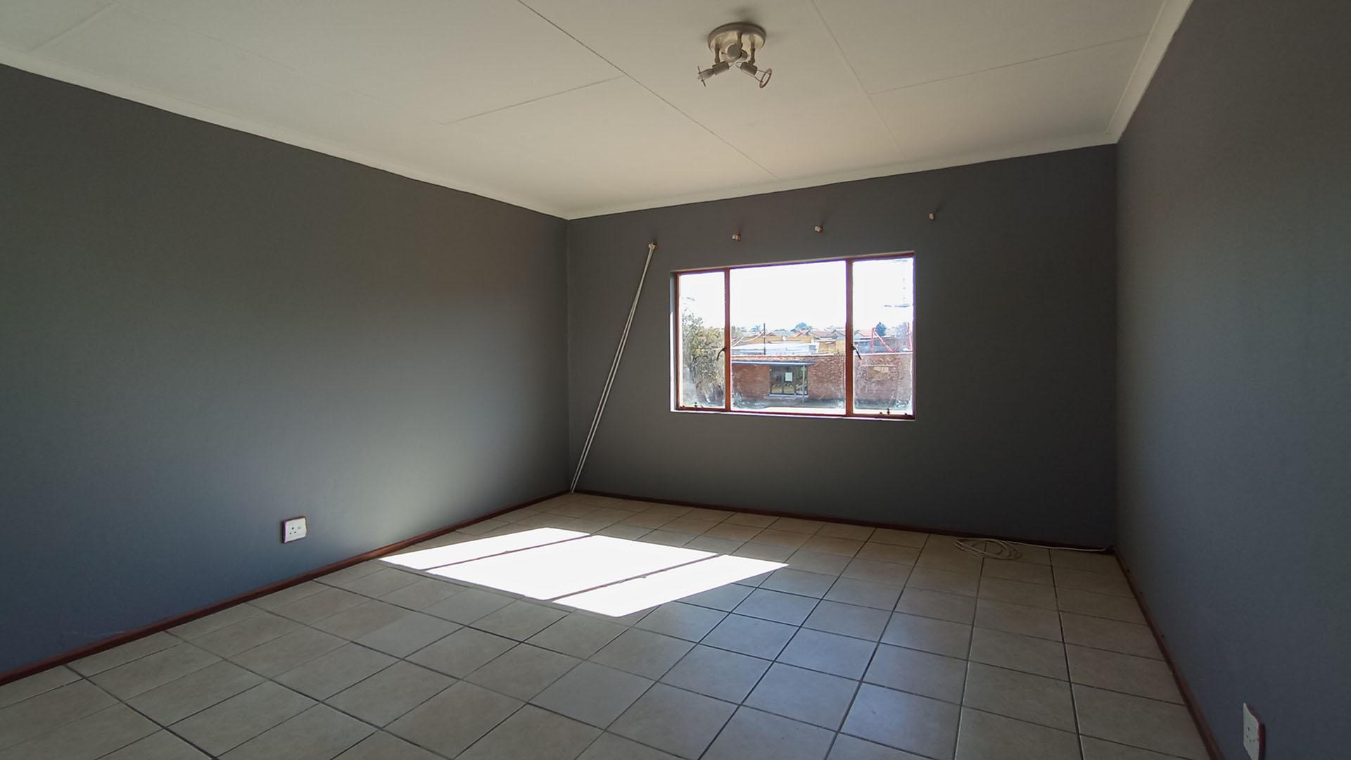 Bed Room 1 - 22 square meters of property in Lotus Gardens