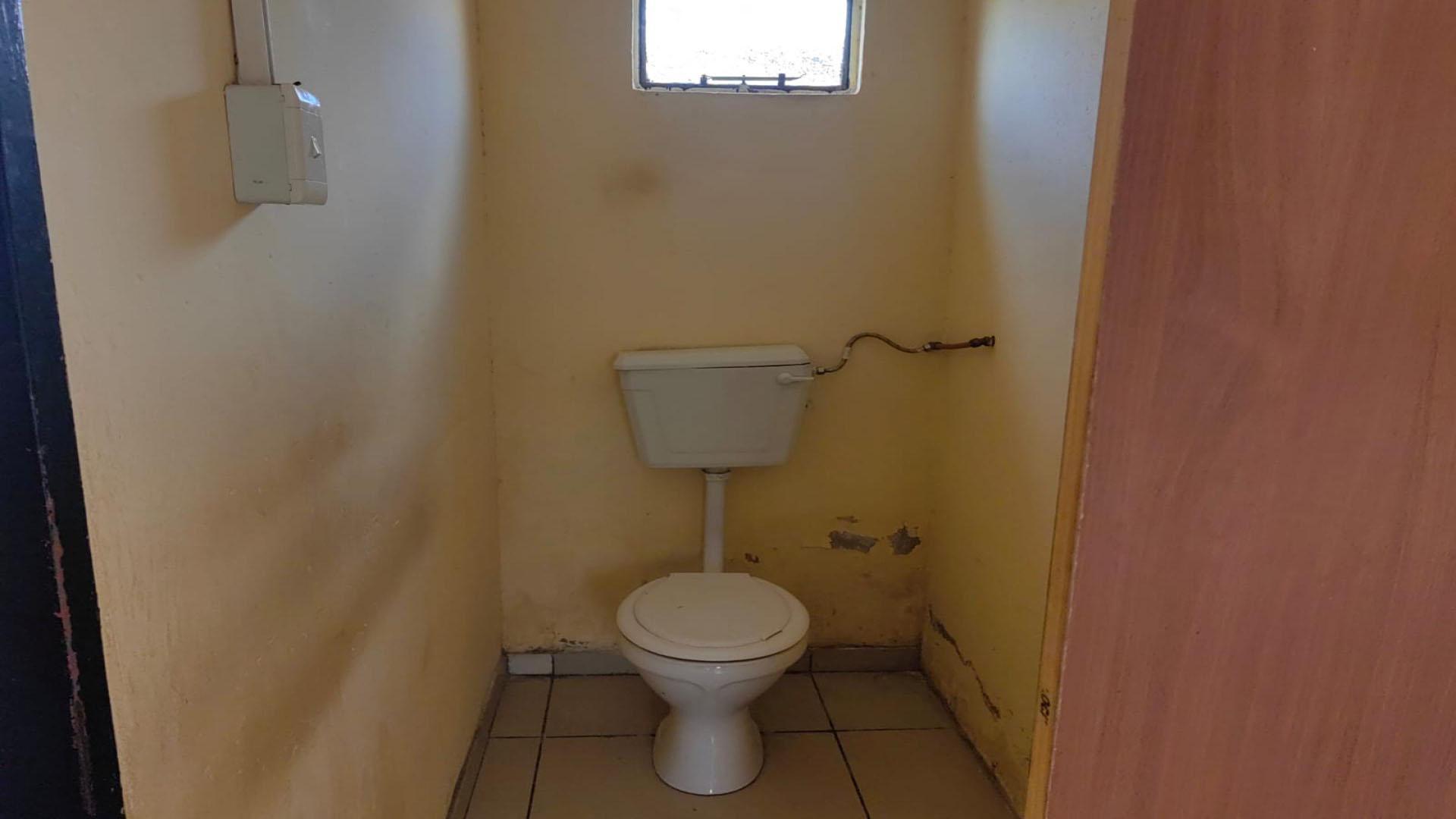 Bathroom 1 of property in Heidedal