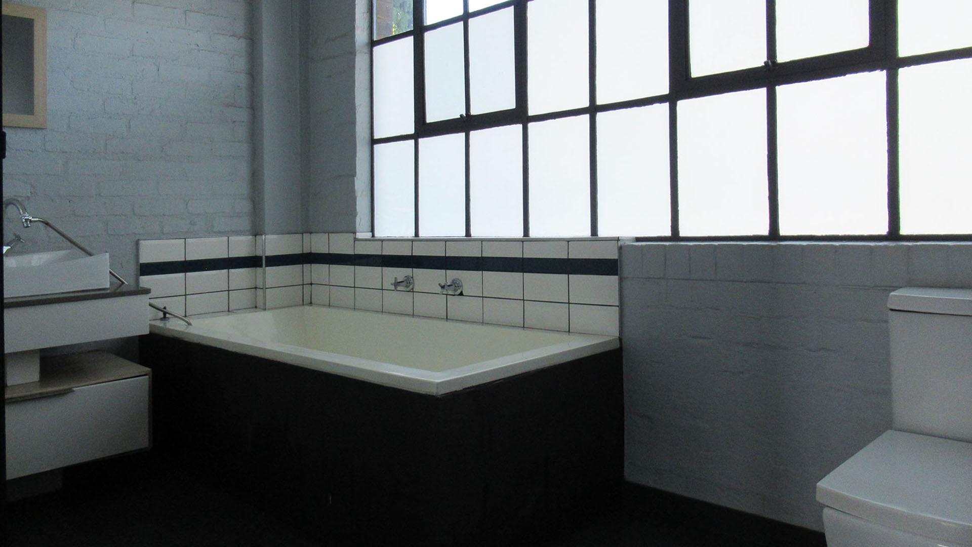 Bathroom 1 - 9 square meters of property in Johannesburg Central