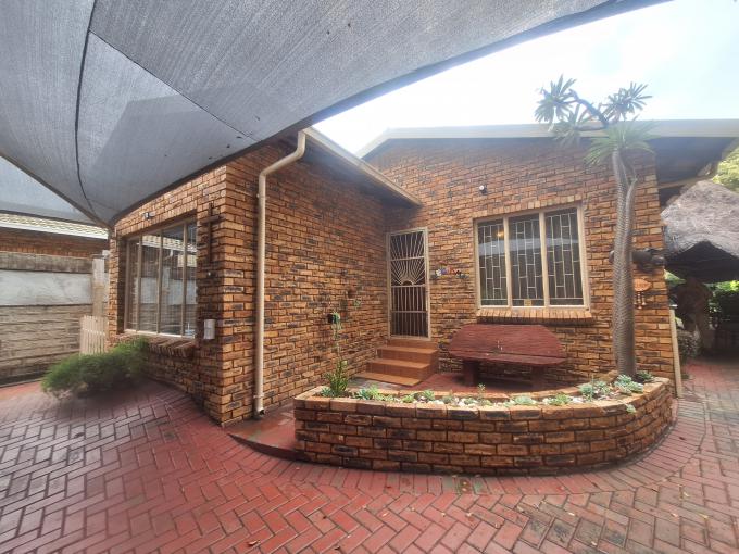 4 Bedroom House for Sale For Sale in Geelhoutpark - MR682145