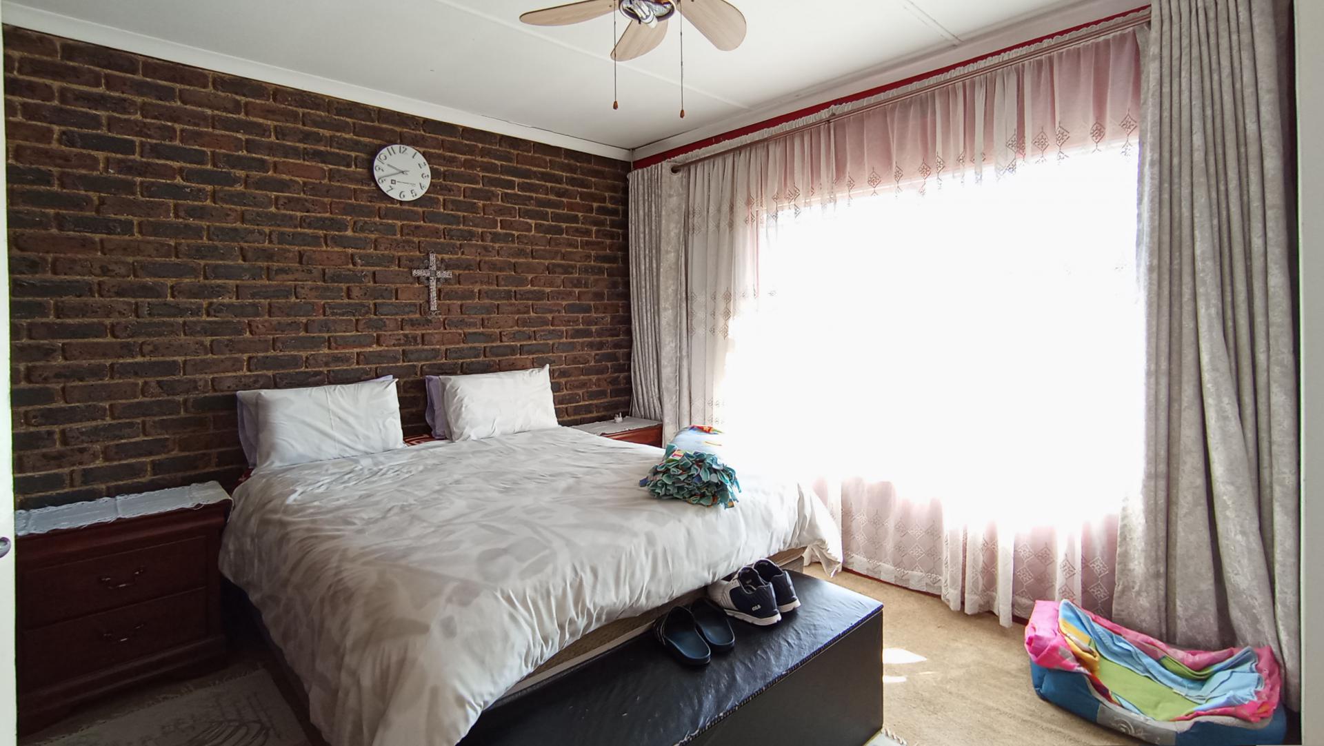 Bed Room 1 - 17 square meters of property in Croydon
