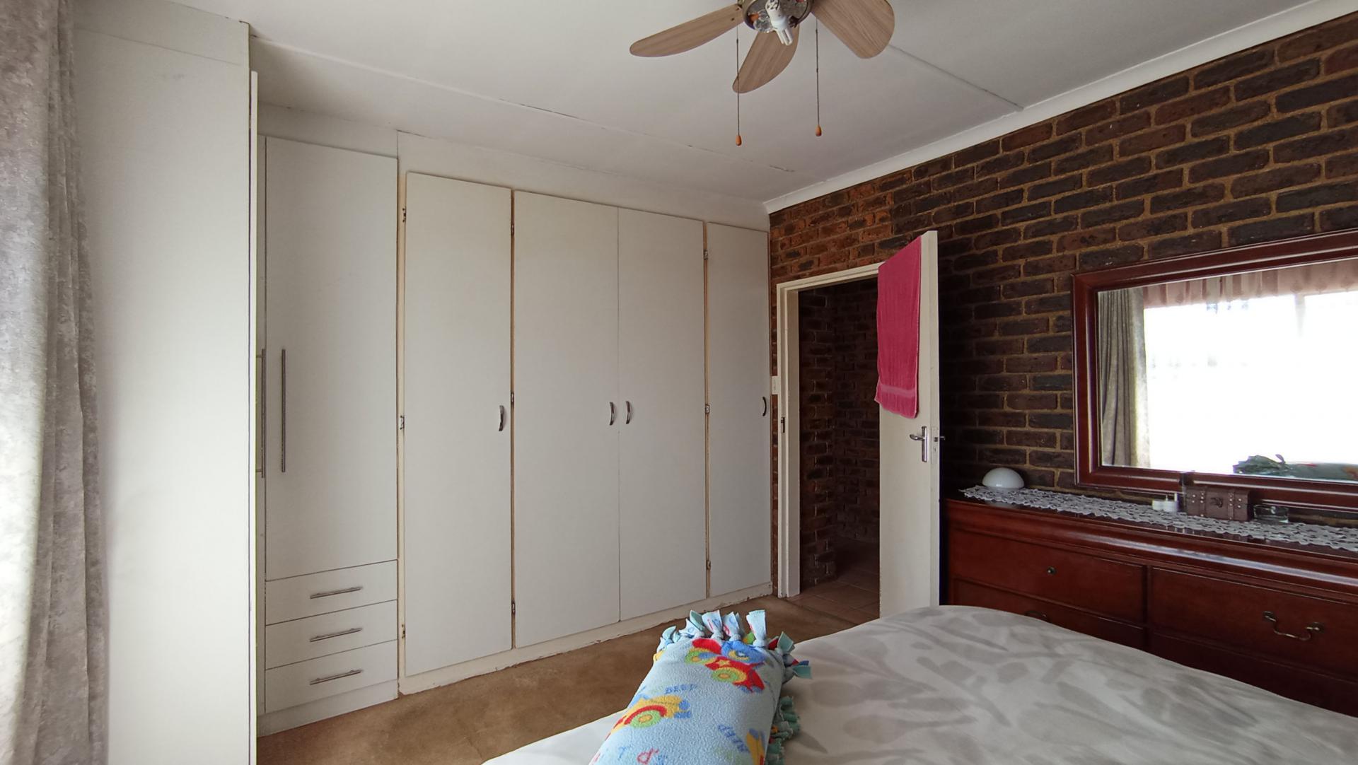 Bed Room 1 - 17 square meters of property in Croydon