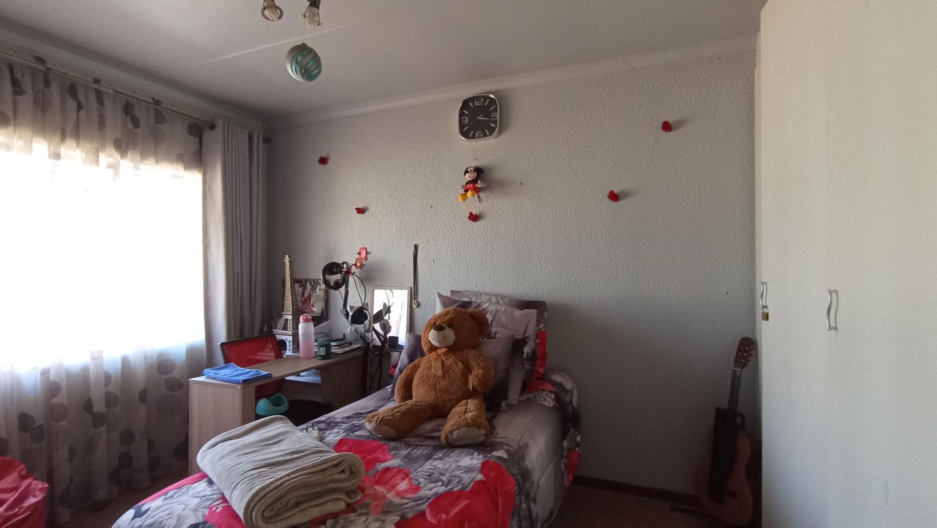 Bed Room 2 - 13 square meters of property in Croydon