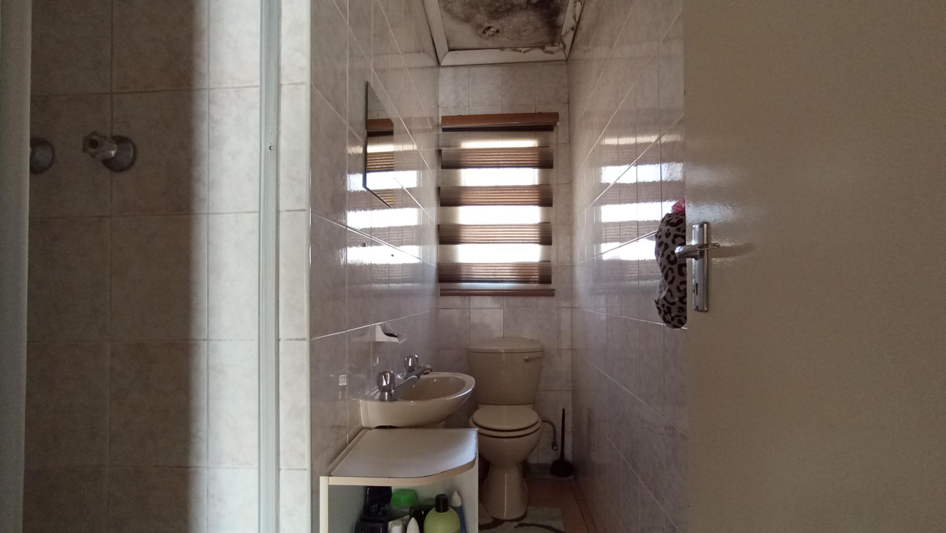 Bathroom 1 - 4 square meters of property in Croydon