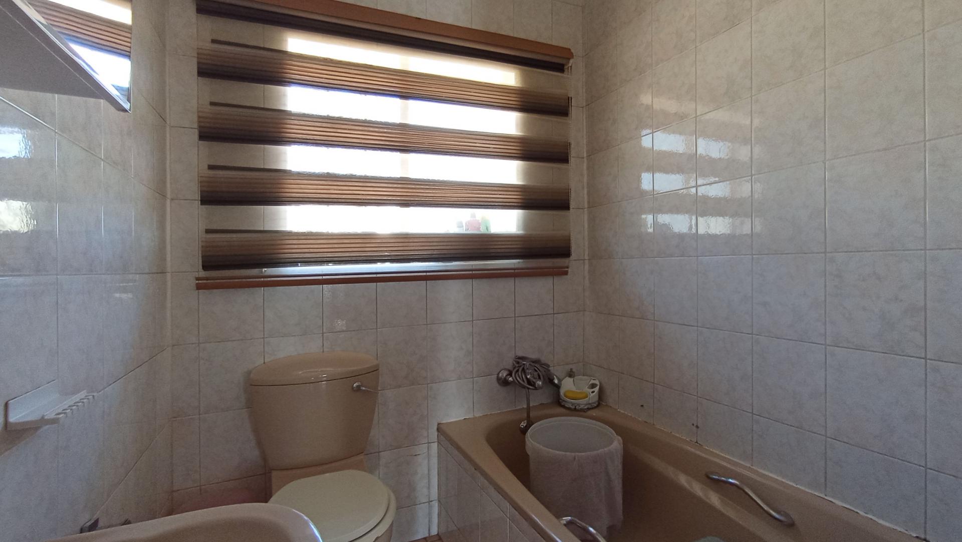 Bathroom 2 - 4 square meters of property in Croydon