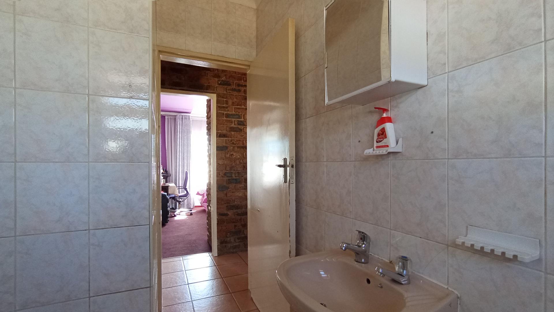 Bathroom 2 - 4 square meters of property in Croydon
