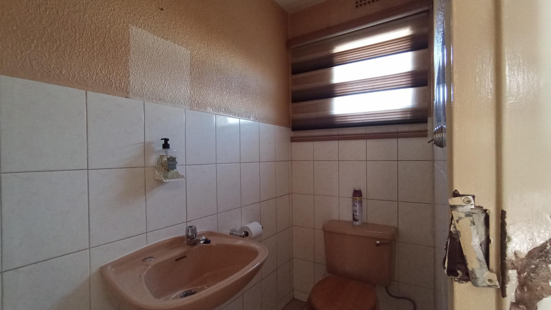 Guest Toilet - 3 square meters of property in Croydon