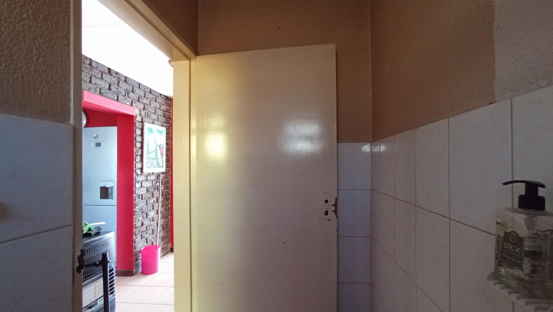 Guest Toilet - 3 square meters of property in Croydon