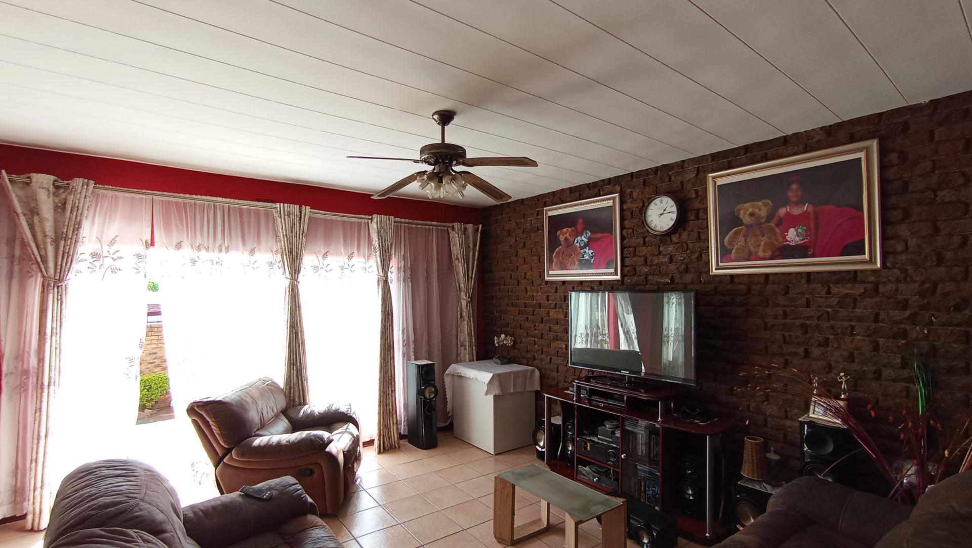 Lounges - 28 square meters of property in Croydon