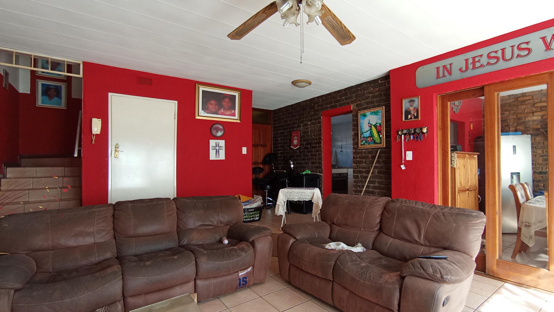 Lounges - 28 square meters of property in Croydon