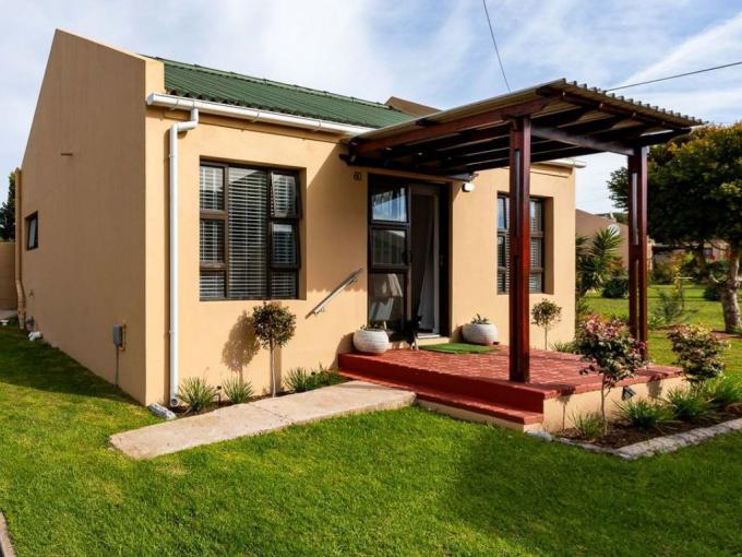 2 Bedroom Simplex for Sale For Sale in Stilbaai (Still Bay) - MR682172