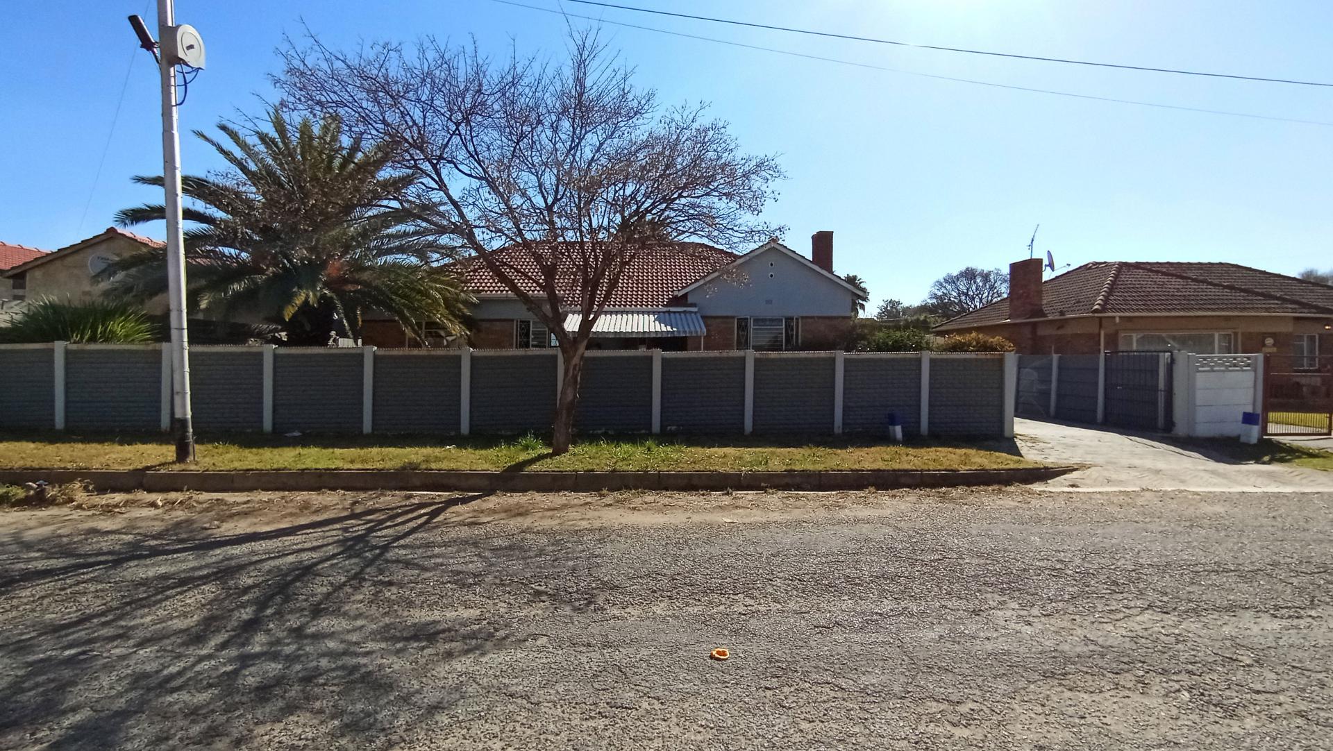 Front View of property in Florida Lake