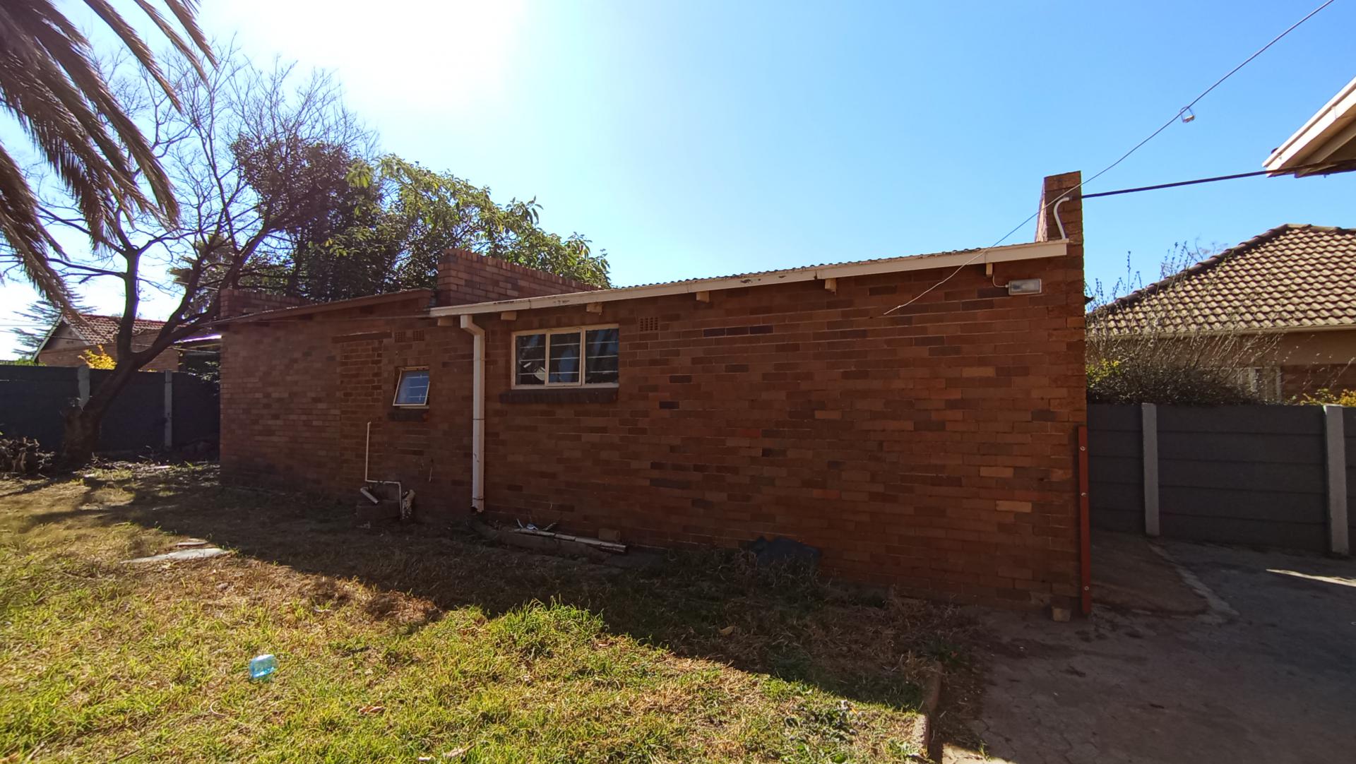 Backyard of property in Florida Lake