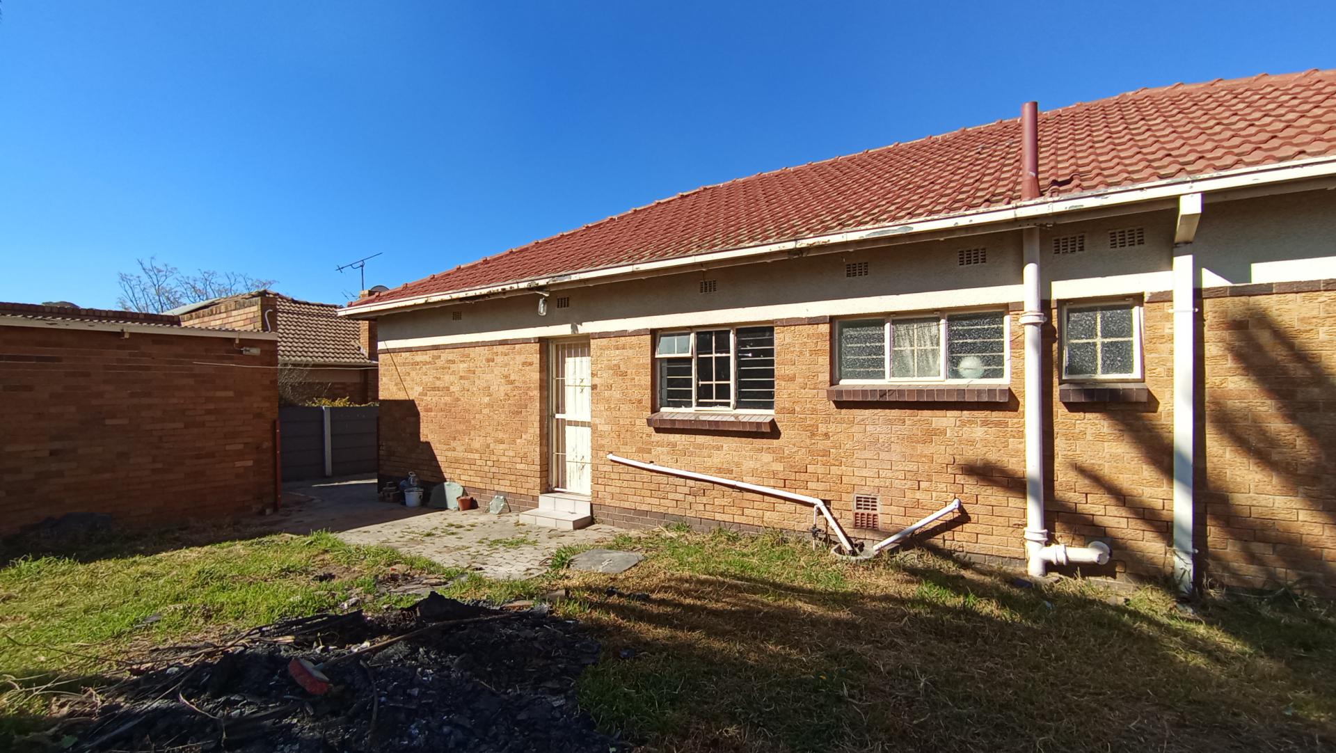 Backyard of property in Florida Lake