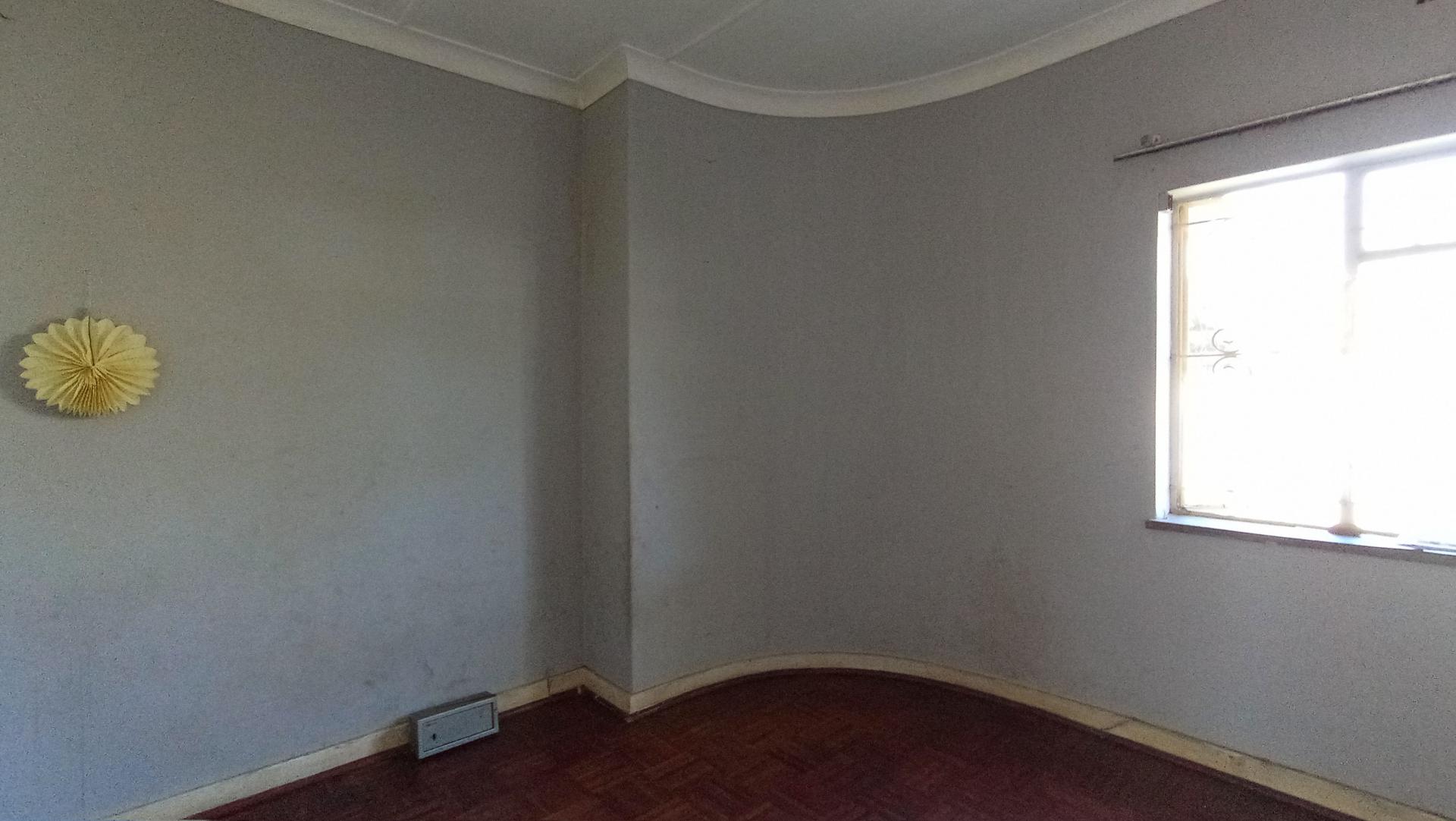 Bed Room 1 - 13 square meters of property in Florida Lake