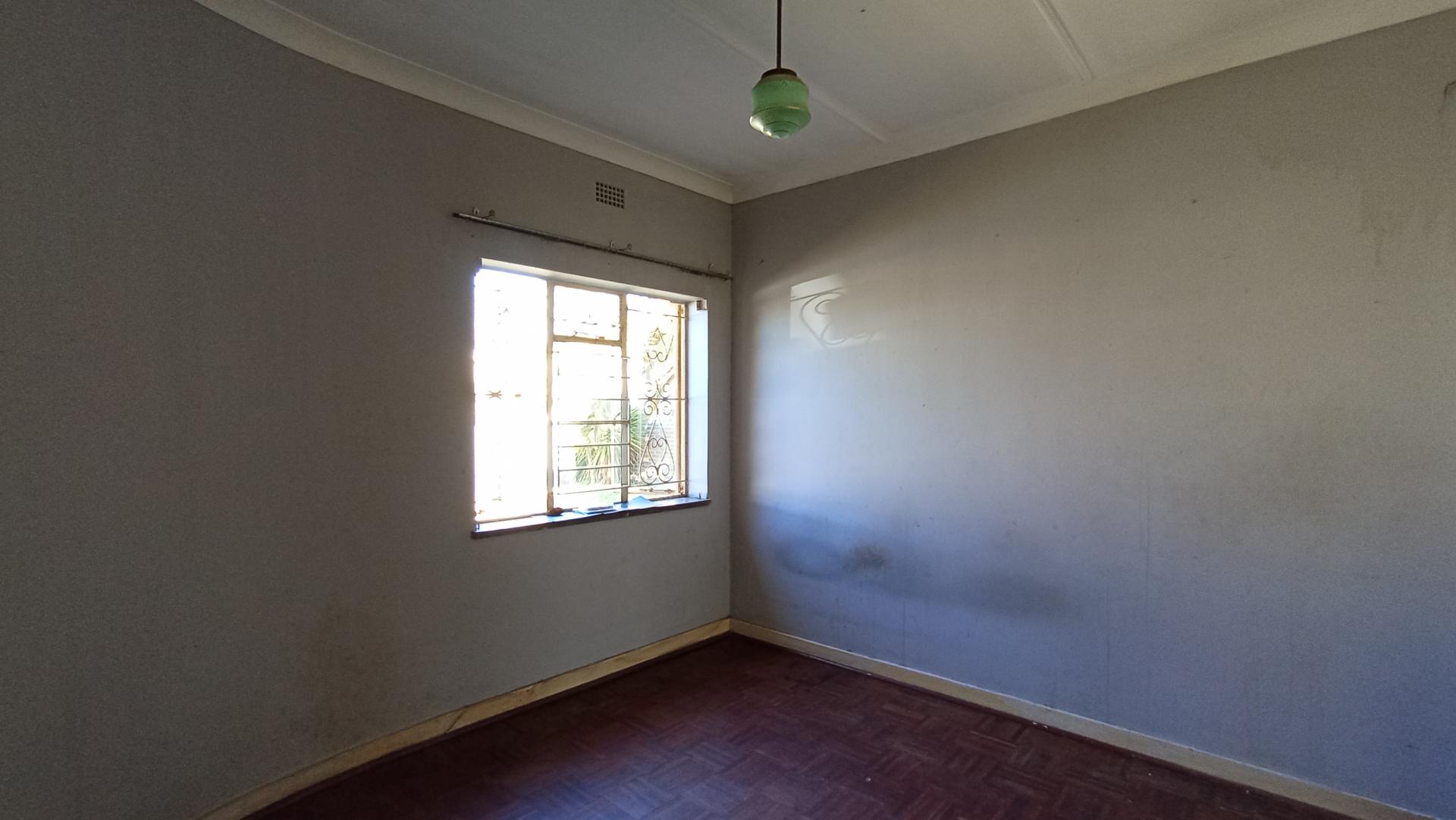 Bed Room 1 - 13 square meters of property in Florida Lake