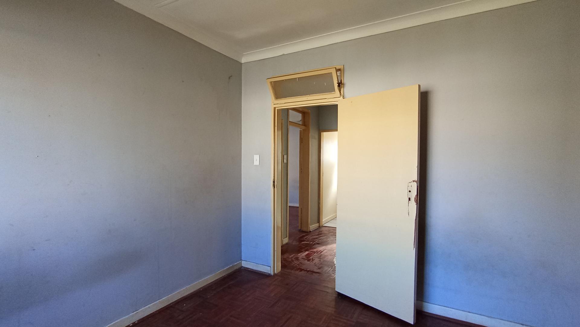 Bed Room 1 - 13 square meters of property in Florida Lake