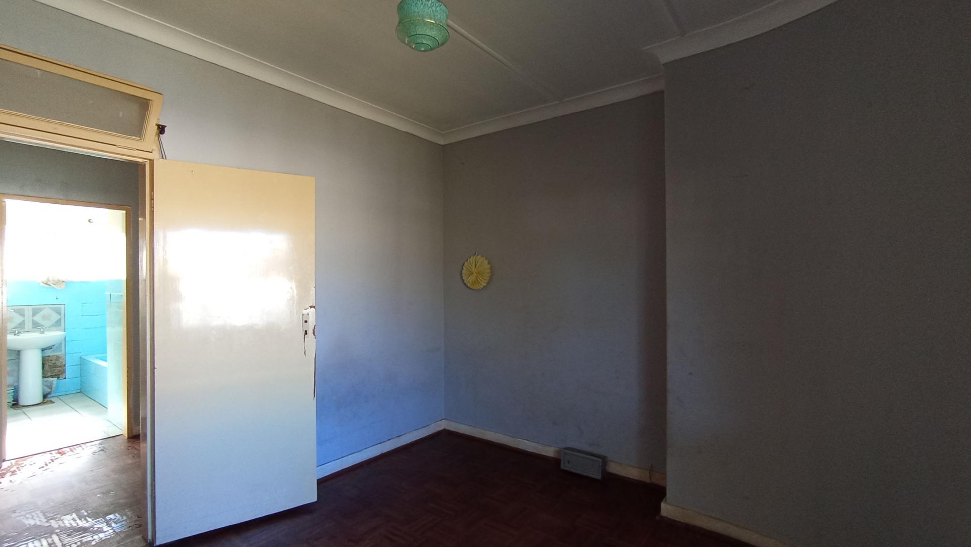 Bed Room 1 - 13 square meters of property in Florida Lake