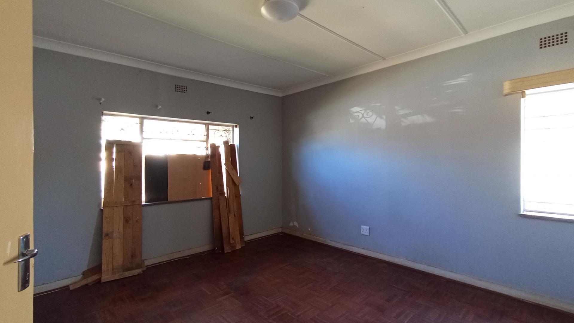 Bed Room 2 - 20 square meters of property in Florida Lake