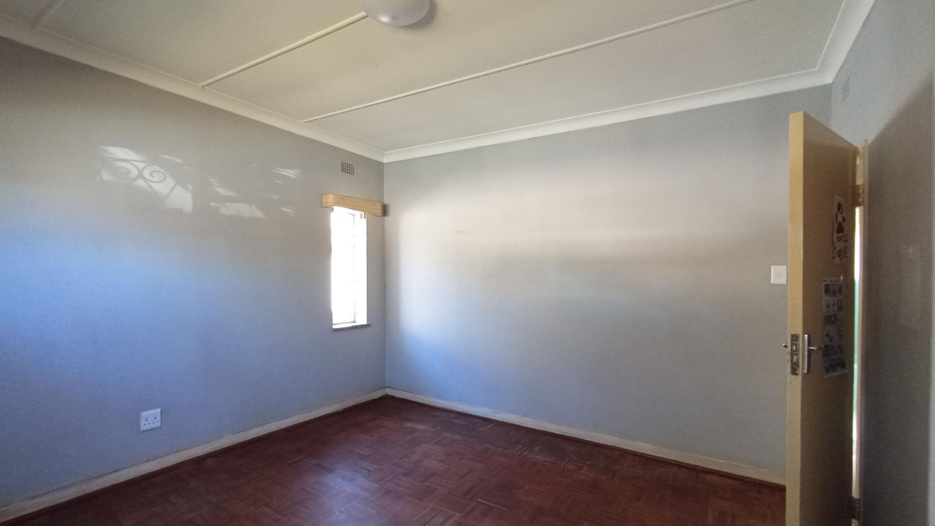 Bed Room 2 - 20 square meters of property in Florida Lake