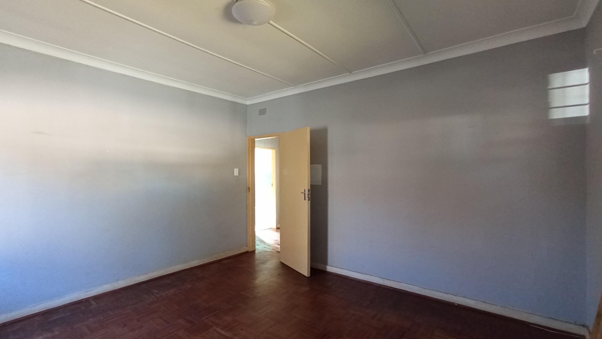 Bed Room 2 - 20 square meters of property in Florida Lake