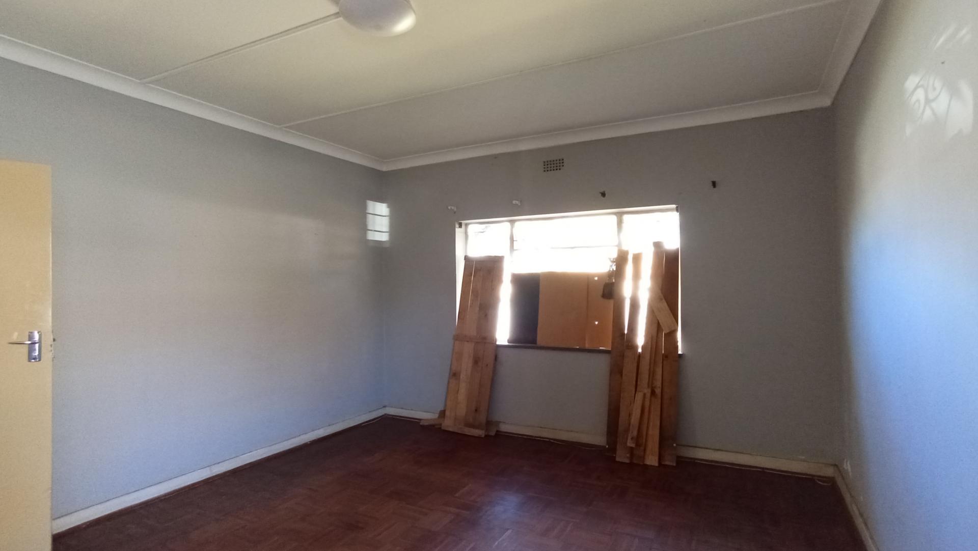 Bed Room 2 - 20 square meters of property in Florida Lake