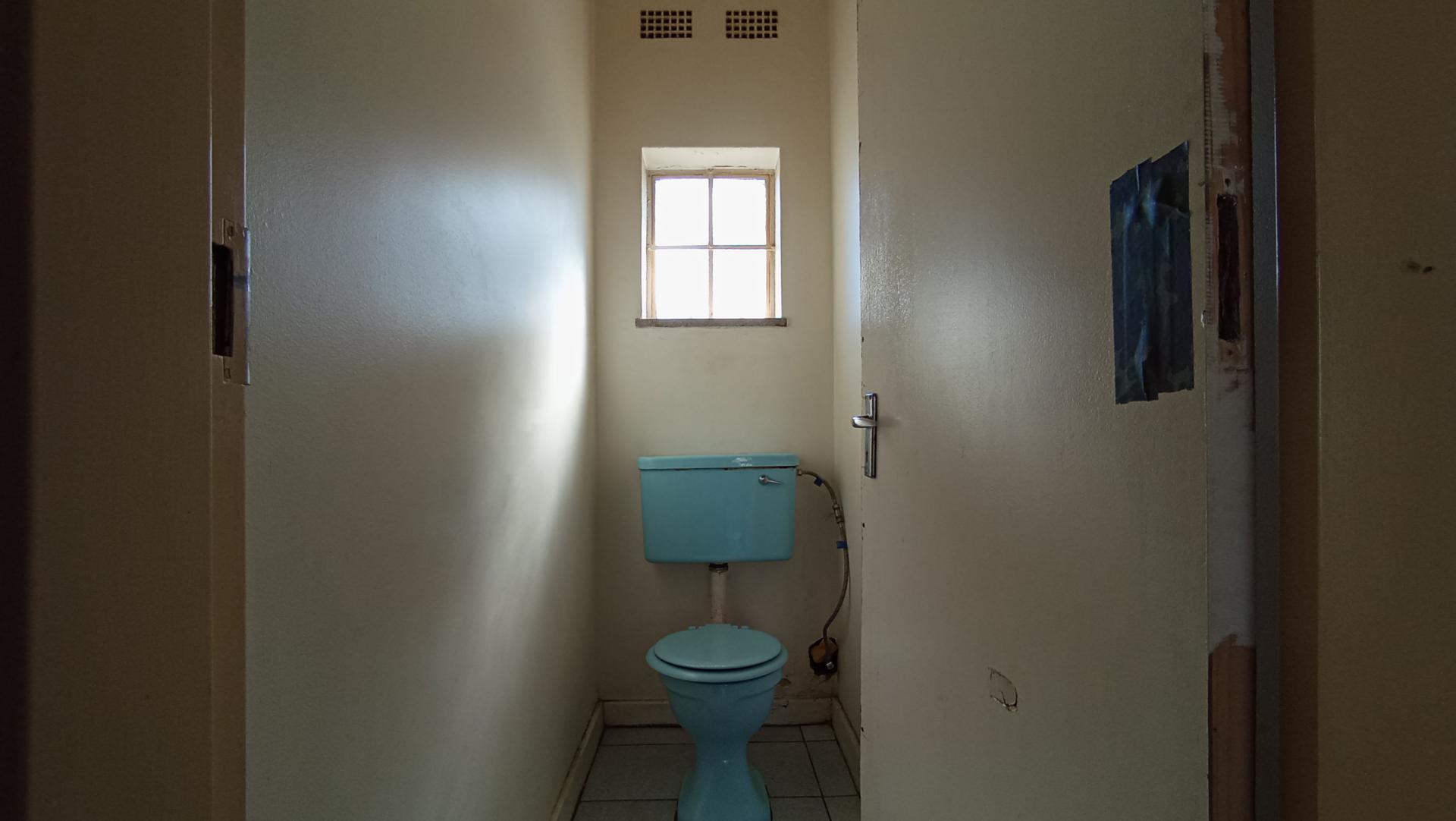 Bathroom 1 - 3 square meters of property in Florida Lake