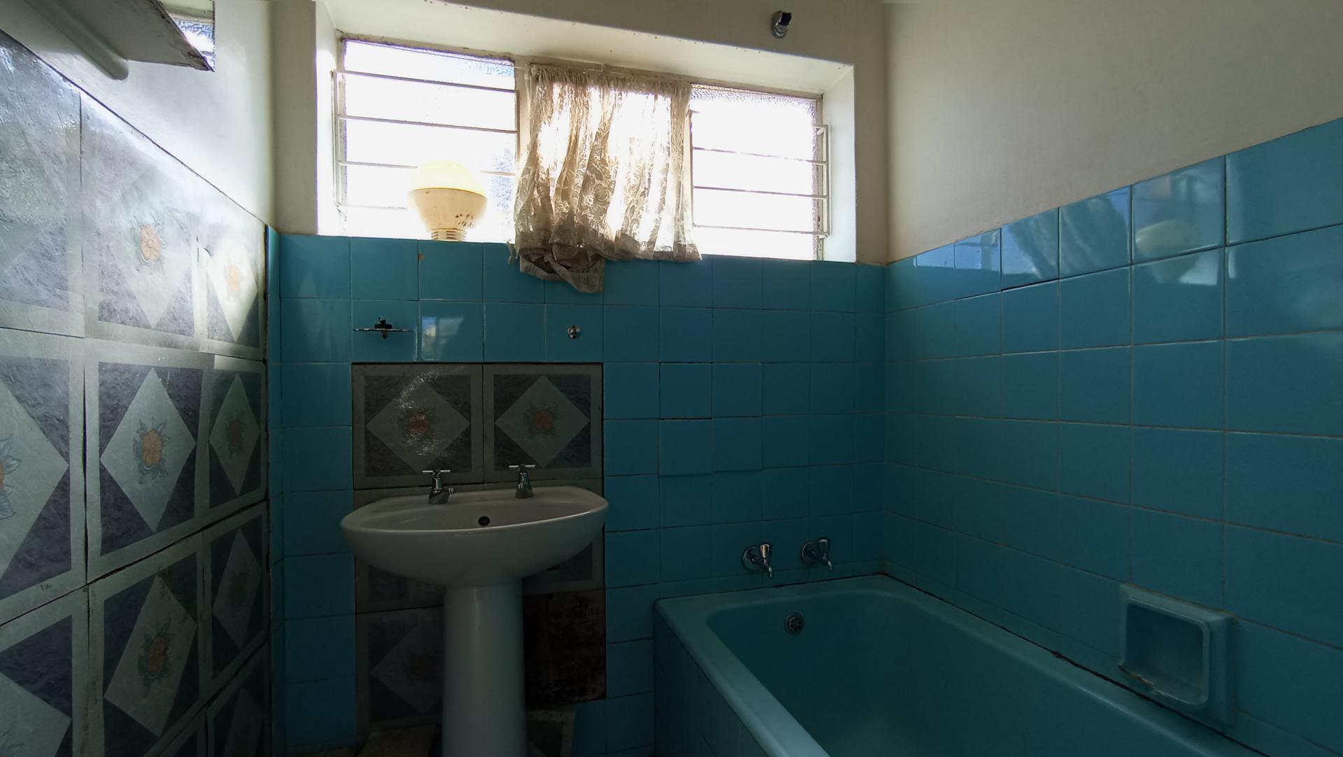 Bathroom 2 - 4 square meters of property in Florida Lake