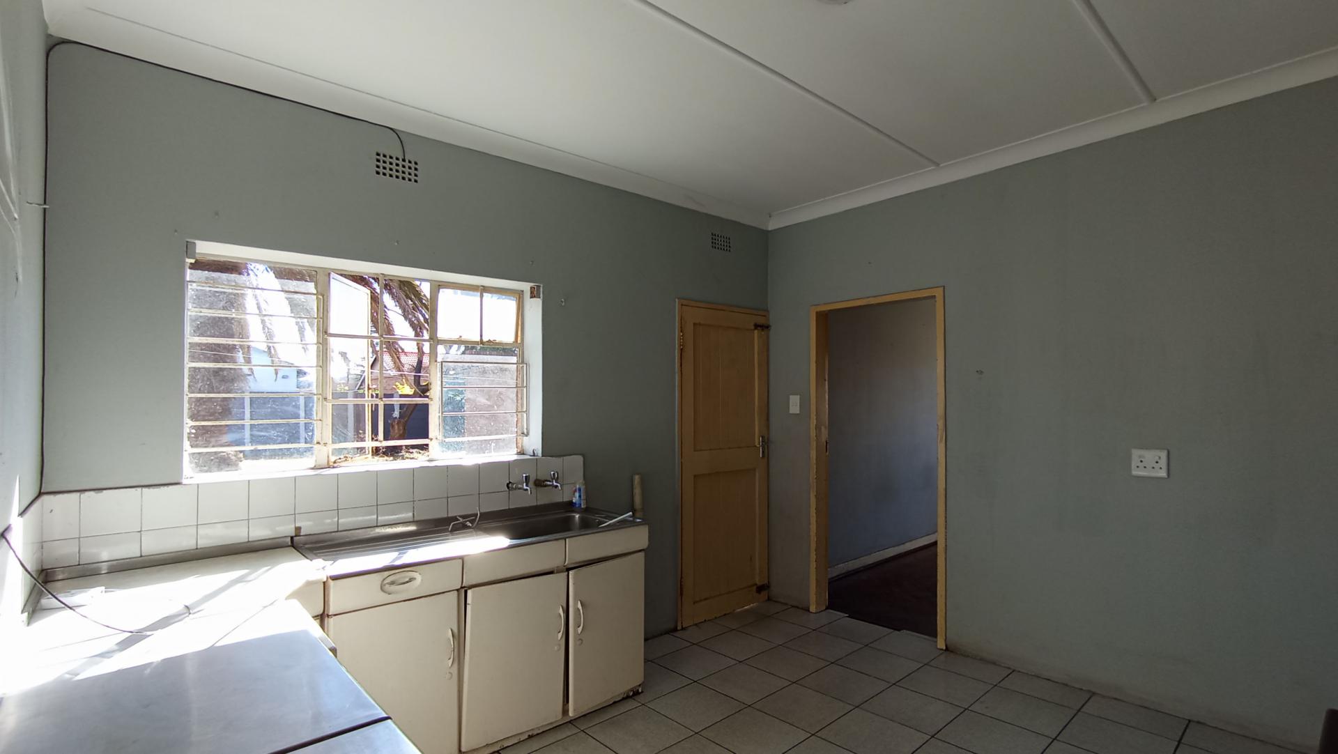 Kitchen - 13 square meters of property in Florida Lake