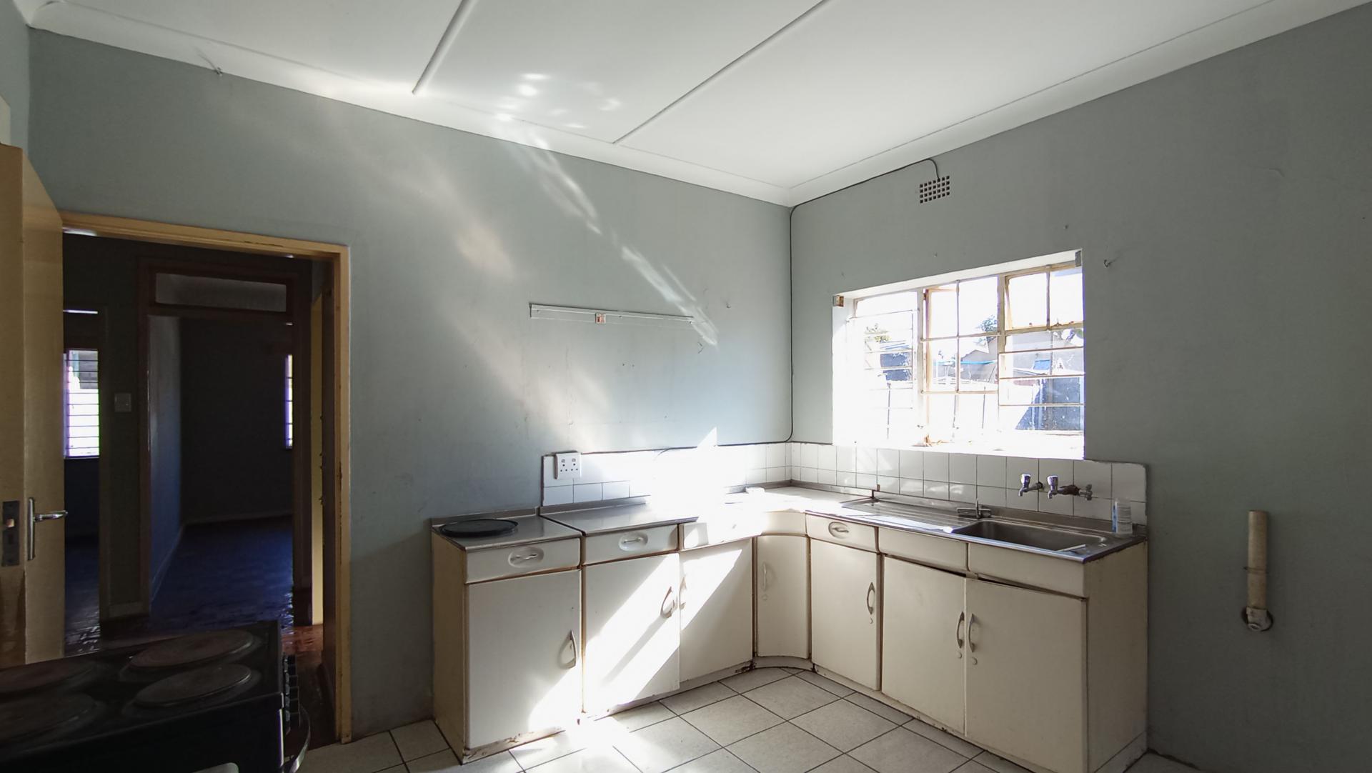 Kitchen - 13 square meters of property in Florida Lake